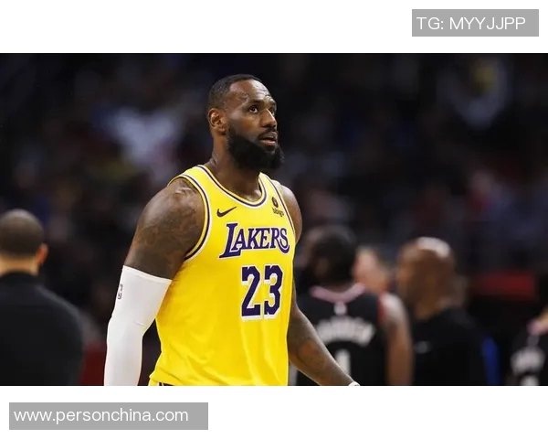 勒布朗詹姆斯：篮球巨星的辉煌历程与传奇影响力探讨