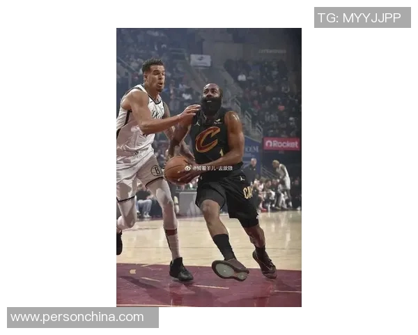 哈登在篮网对阵雄鹿的比赛中精彩得分表现回顾与分析