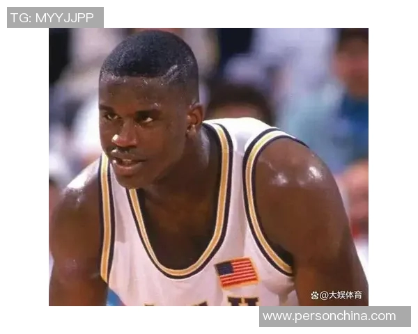 博班与奥尼尔的对决：巨人之战引发的篮球传奇与精彩瞬间