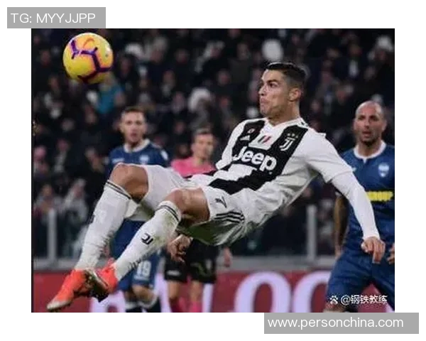 欧冠赛场惊现奇葩事件球迷冲入抢夺C罗球衣引发热议