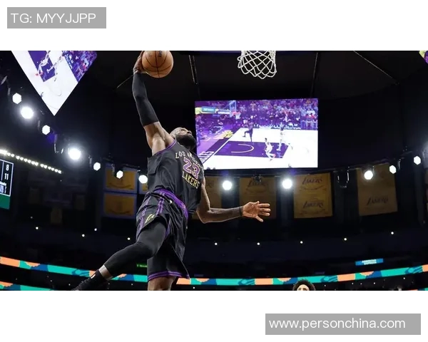 老鹰队对决湖人队詹姆斯领衔的精彩比赛回顾与分析