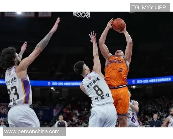 上海久事与山东男篮激战正酣谁能在这场对决中笑到最后