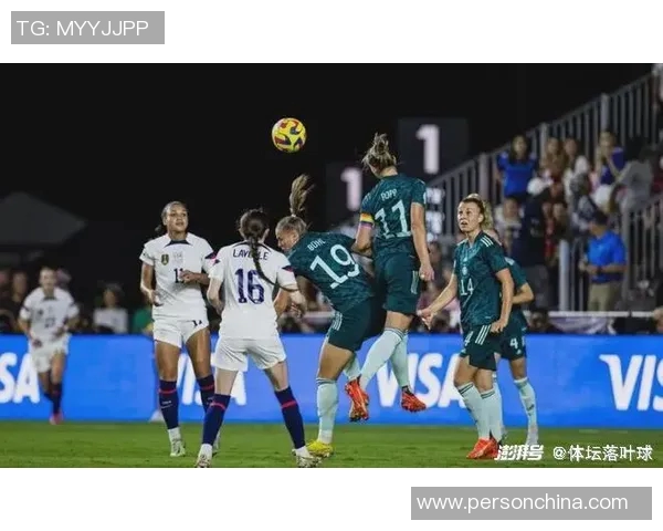 克鲁赛罗与拉腊的激烈对决展现足球魅力与团队精神的巅峰较量